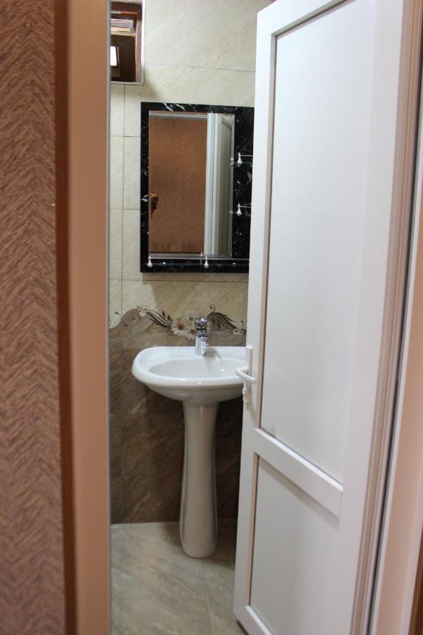 Lime Hill Hotel Kutaisi Bagian luar foto