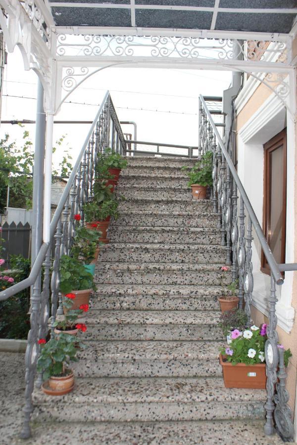 Lime Hill Hotel Kutaisi Bagian luar foto
